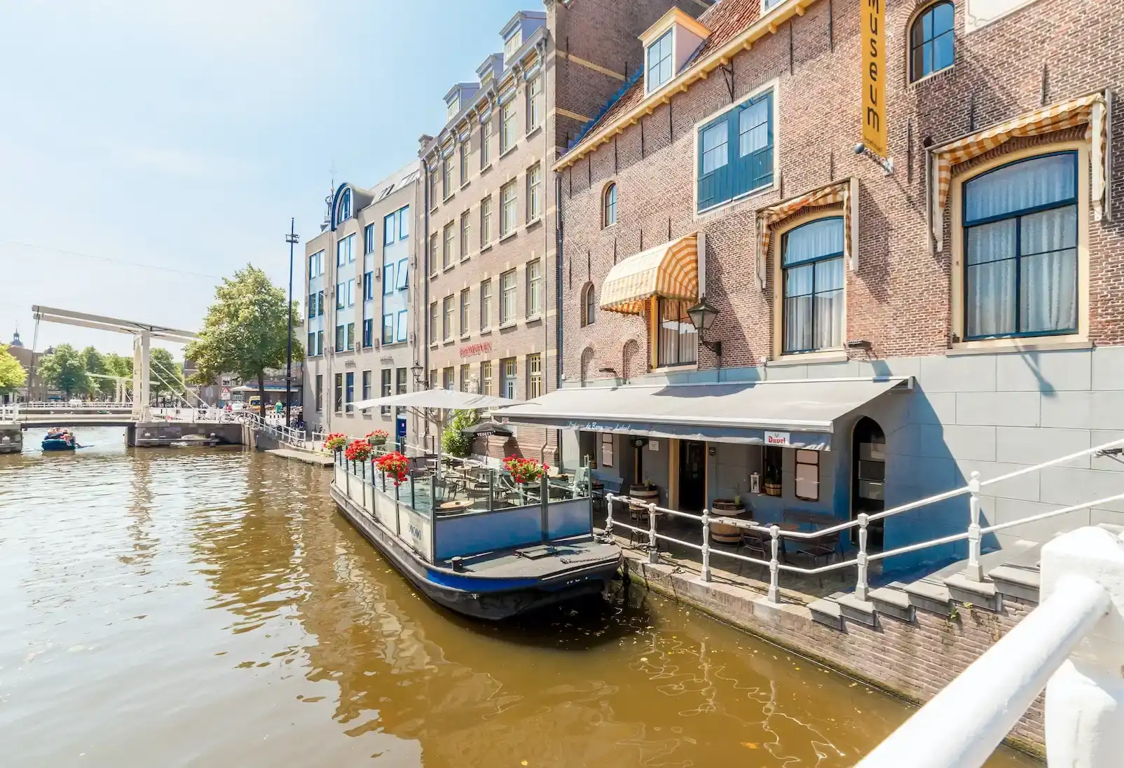 Terrasboot voor bij Proeflokaal De Boom